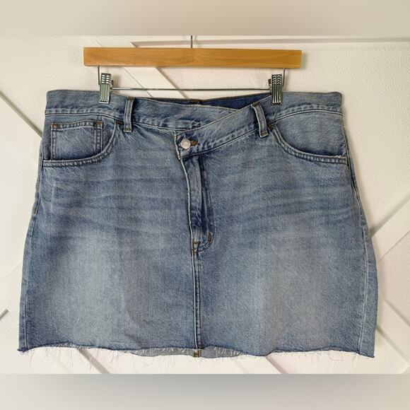 NWT Madewell Denim Crossover-Waist Mini Skirt In Ladson Wash Size 32 - Picture 2 of 10